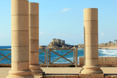 Caesarea, İsrail - 12 Mayıs 2011: Bu sarayın Kral Herod antik Caesaria'da (şimdi - ulusal arkeolojik Park Caesarea tarafından inşa Kayalıkları, geri yüklenen sütunlarından parçasıdır).