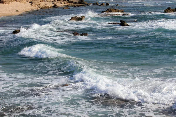 这些都是海浪拍打在珊瑚礁上的海泡 — 图库照片