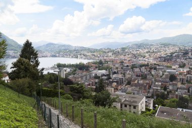 Lugano, İsviçre - 12 Mayıs 2018: Kıyı şeridi şehrin havadan bir görünümü olduğunu.