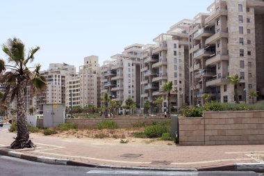 Ashdod, İsrail - 18 Mayıs 2011: Bu, küçük bir İsrail'in Akdeniz şehrin modern konut gelişmeler biri.