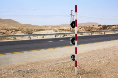 Bu yolların yağışlı sezon sırasında Negev Çölü'sel düzeyini işaretler bir işareti..