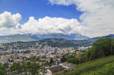Lugano, İsviçre - 12 Mayıs 2018: Kentin modern bir hava görünümü vardır.