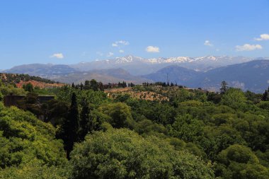 Granada. İspanya - 20 Mayıs 2017: Alhambra duvarlarından Sierra Nevada dağ aralığının panoramik bir manzara bu mu.