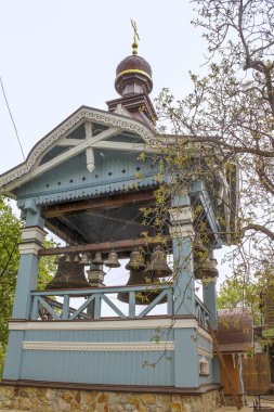 Kiev, Ukrayna - 4 Mayıs 2011: Ortodoks kutsal teslis Manastırı şehir park alanındaki belfry bu.