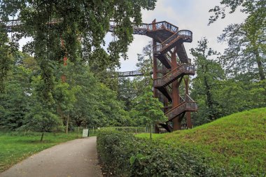 London, Büyük Britanya - 17 Eylül 2014: Bu bir yaya köprüsü ağaç tepelerinin Kew Gardens Botanik Bahçesi sona erdi.