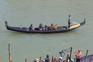Venice, İtalya - 18 Mayıs 2018: Tanımlanamayan turist gondol gemide mekanlara fotoğraf çekmek bir grup.