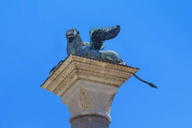 Venice, İtalya - 18 Mayıs 2018: Kanatlı aslan, Venedik, bir sembol granit San Marco sütun üstüne bu.