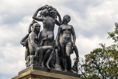 Barcelona, İspanya - 10 Mayıs 2017: Bu alegorik heykel Jaume Otero sanatçının Katalonya Meydanı'na Güneydoğu girişinde Tarragona grubudur.