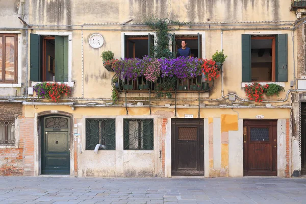 Venecia Italia Septiembre 2018 Estas Son Ventanas Decoradas Con Flores — Foto de Stock