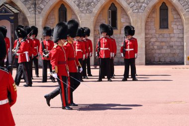 Windsor, Büyük Britanya - 19 Mayıs 2014: Royal Guard bekçi Windsor Sarayı, değişen yürütmektedir.