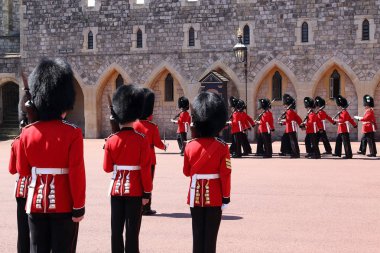 Windsor, Büyük Britanya - 19 Mayıs 2014: Royal Guard bekçi Windsor Sarayı, değişen yürütmektedir.