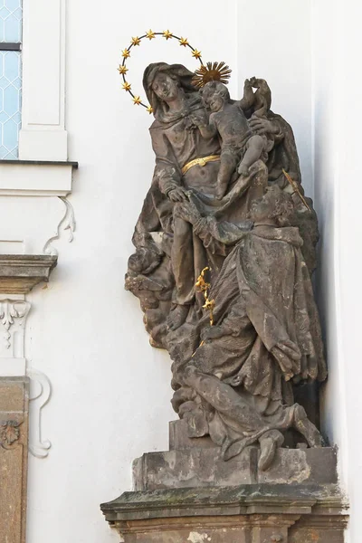 捷克布拉格 2012年4月24日 这是斯特拉霍夫修道院圣母升天大教堂入口处的宗教雕塑 — 图库照片