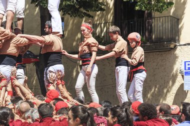 GİRONA, İSPAN - 14 Mayıs 2017: Bu, şehrin çiçek festivali sırasında Şato denilen bir insan kulesinin inşası..