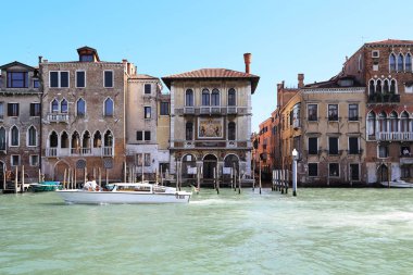 Venice, İtalya - 18 Mayıs 2018: Tekne float Palazzo Barbarigo geçmiş büyük kanal aşağı