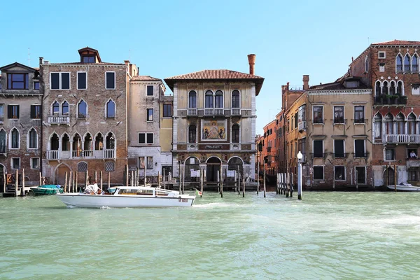 Benátky Itálie Května 2018 Člun Plavení Canal Grande Kolem Palazzo — Stock fotografie