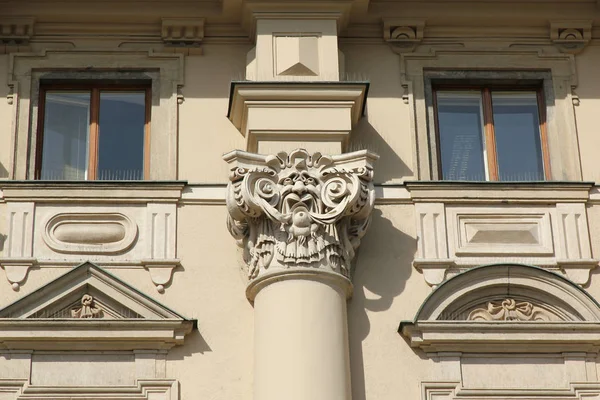 Praga Czeska Kwiecień 2012 Jest Fragment Dekoracji Architektonicznej Górnej Części — Zdjęcie stockowe