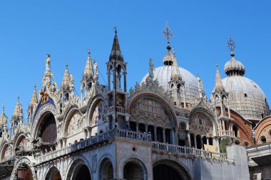 Venice, İtalya - 18 Mayıs 2018: Teraslar mimari bir parçası ve kubbeler Basilica San Marco, bu.