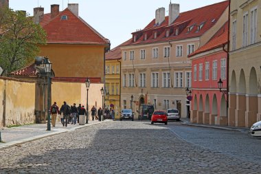 Praga, Çek - 24 Nisan 2012: Loretan Street Loreta manastır Hradcany bölgesi için önde gelen bir sokakta şehrin tarihi bölgesi olduğunu.