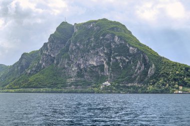 Lake Lugano kıyısında Güney Alpleri'nde San Salvator dağ bu.