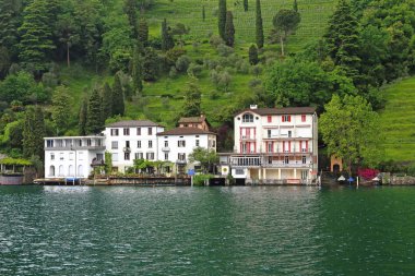 Lugano, İsviçre - 12 Mayıs 2018: Bu sahil Lake Lugano üzerinde elit bir gelişmedir.
