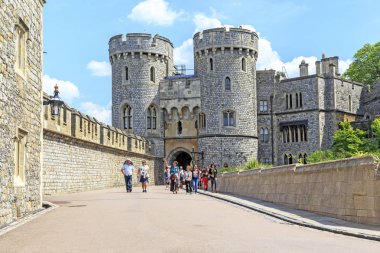 Windsor, Büyük Britanya - 19 Mayıs 2014: Üst Windsor Castle Courtyard iç Norman kapıya burası.