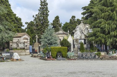 Milan, İtalya - 17 Mayıs 2018: Bu mezar taşları ve kriptalarının mezar taşları ve anıtlar Avrupa'nın zengin biri olarak kabul edilir Monumental mezarlığı üzerinde biridir.