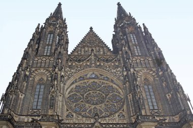 Prag, Çek - 24 Nisan 2012: Bu cephe bir parçası St. Vitus Katedrali kuleli olan.