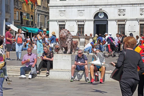 Venice Italy May 2018 Unidentified People Resting Piacenza Leoncini Corner — Stock Photo, Image