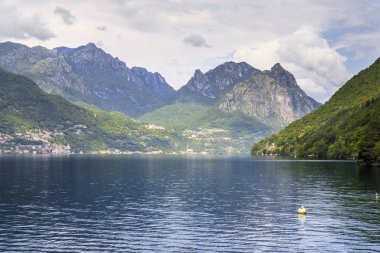 İsviçre alp Lake Lugano şehrinde bir kararsız bahar hava durumu bu.