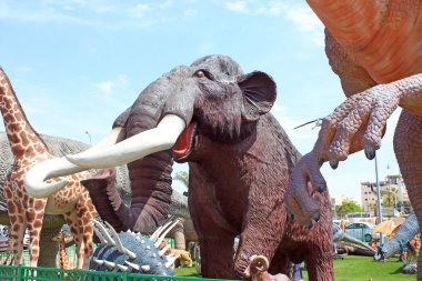 Rishon Lezion, İsrail - 20 Mayıs 2011: Bu eğlence merkezi sinema City yakınlarındaki küçük bir Jurassic Park ve sergiler bir parçası olan.