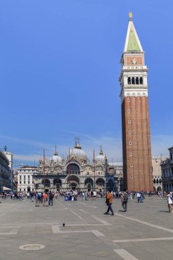 Venedik, İtalya - 18 Mayıs 2018: Venedik, İtalya - 18 Mayıs 2018: Burası şehrin merkezi meydanı ve San Marco Bazilikası.
