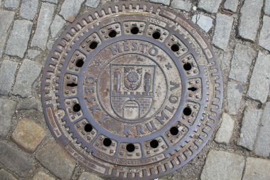 Çek Krumlov, Çek - Nisan 25, 2012: Bu sokaklardan birinde şehrin arması ile kare bir kapak.