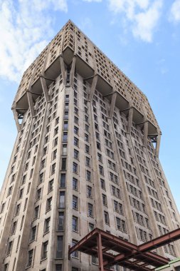 Milan, İtalya - 19 Mayıs 2018: Velaska Kulesi, kentin ortasında 20 yüzyılda inşa edilen ilk gökdelenler biridir.