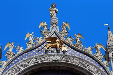Venice, İtalya - 18 Mayıs 2018: Bu ortakulak Teras Basilica San Marco, kanatlı aslan resim ve St. Mark şekil ele.