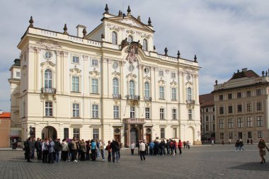 Prag, Çek - 24 Nisan 2012: Bu Başpiskoposun Palace Hradcany Meydanı ' nda şehir Başpiskoposu Köşkü olan.