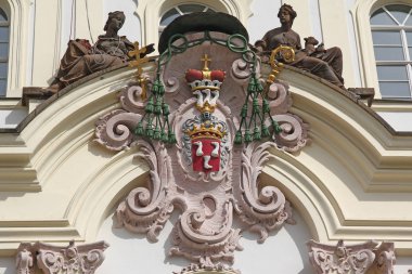 Prag, Çek - 24 Nisan 2012: Silah kat ve cephe Başpiskopos Palace bu.