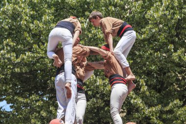 GİRONA, İSPAN - 14 Mayıs 2017: Bu, şehrin çiçek festivali sırasında Şato denilen bir insan kulesinin inşası..
