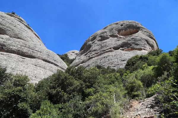 これらは スペインのモンセラット山を形成する奇妙なアウトラインを持つ巨大なはげ岩 — ストック写真