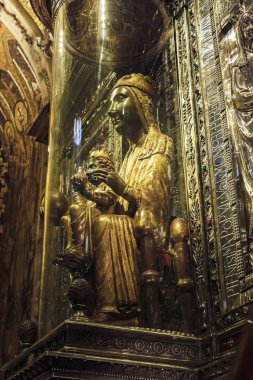 Montserrat, İspanya - 15 Mayıs 2017: Black Virgin bir saygın heykel Benedictine Manastırı Montserrat içinde tutulan çocuk ile Meryem Ana görüntüdür.