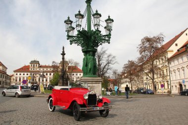 Prag, Çek - 24 Nisan 2012: Retro arabası yolcu bekliyor Ford A Hradcany Meydanı bu.