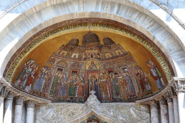 Venice, İtalya - 18 Mayıs 2018: Bu kemerlerin Basilica of San Marco - St. Mark eserleri devrinin katedral alay Portal mozaikleri biridir.