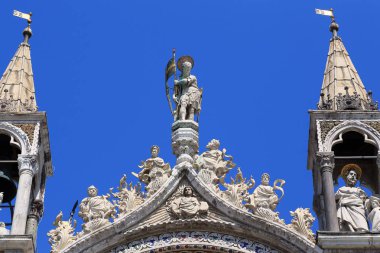 Venice, İtalya - 18 Mayıs 2018: Bu iki tympanums Teras Basilica San Marco, Batı cephe biridir.