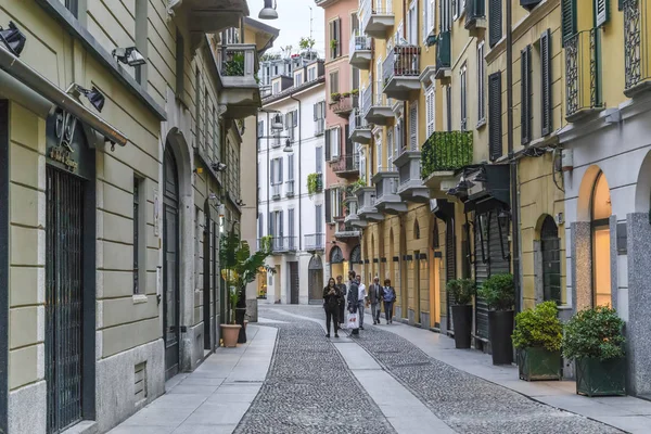 Milan, İtalya - 15 Mayıs 2018: Bu akşam şehrin en popüler alanlarından biri olan Brera semtinde caddelerinden biri.