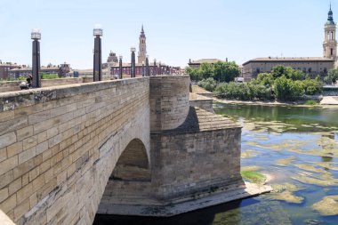 Zaragoza, İspanya - 26 Mayıs 2017: Ortaçağ Stone Bridge şehir merkezinde Ebro nehrin bu.