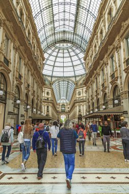 Milan, İtalya - 15 Mayıs 2018: Tanımlanamayan ziyaretçiler vardır alışveriş merkezi - Victor Emmanuel II Galerisi.