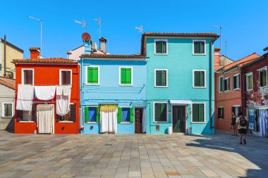 Venice, İtalya - 9 Eylül 2018: Bu kareler, Burano adası ile onun karakteristik eski evler renkli biridir.