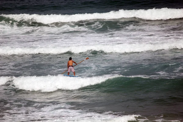 以色列特拉维夫 2011年5月9日 一名身份不明的人正在该市地中海沿岸的一个海滩上从事蓝宝石活动 — 图库照片