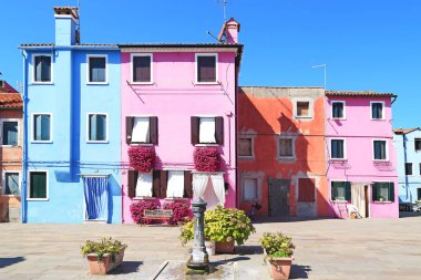 Venice, İtalya - 9 Eylül 2018: Bu kareler, Burano adası ile onun karakteristik eski evler renkli biridir.
