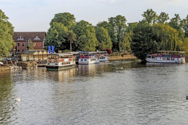 Windsor, Büyük Britanya - 19 Mayıs 2014: Windsor Promenade feribot rıhtım Thames Nehri üzerinde bu.