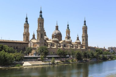 Zaragoza, İspanya - 26 Mayıs 2017: Basilica Nuestra Senora del Pilar İspanya en büyük Barok tapınak biridir.